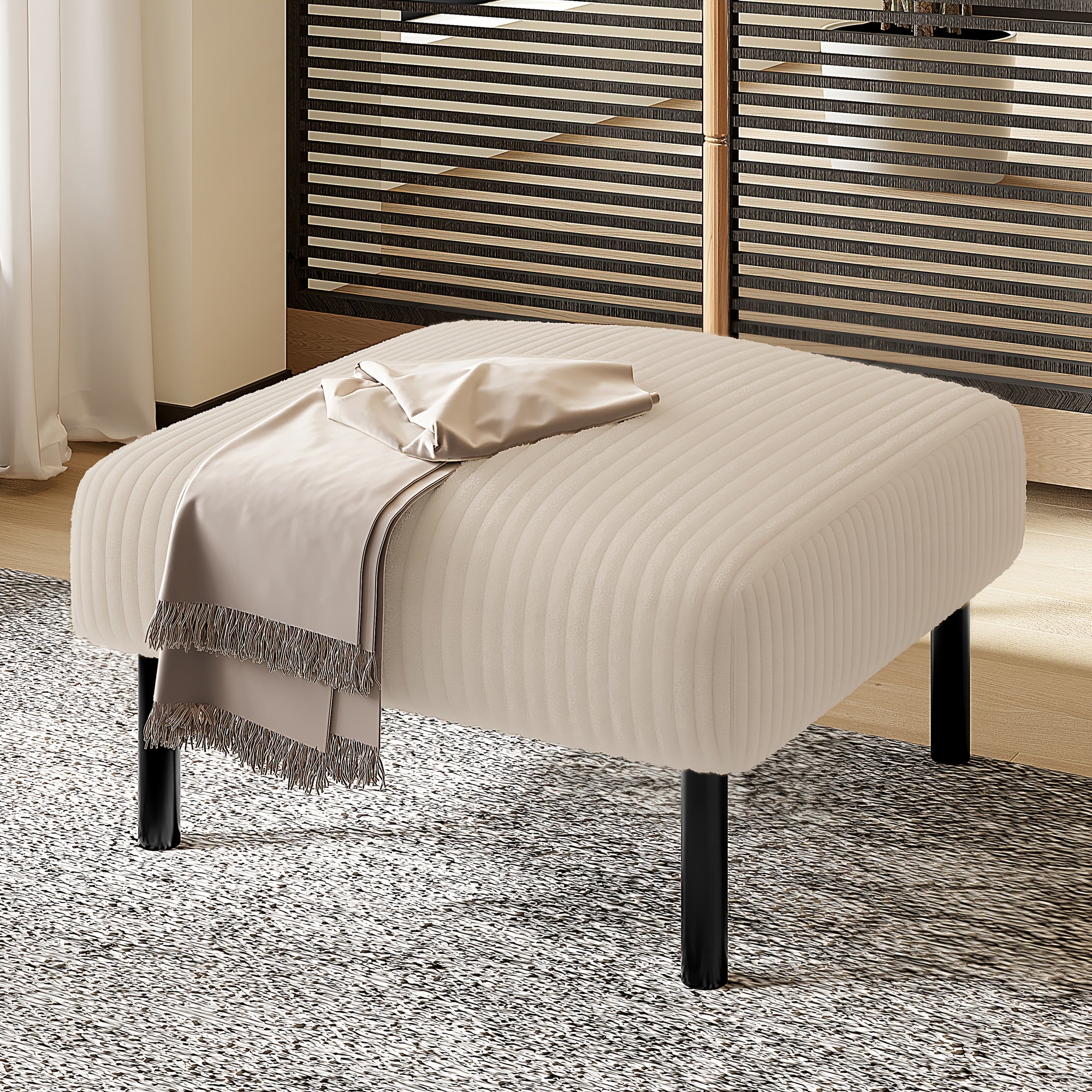 Repose-pieds contemporain et confortable avec assise douce